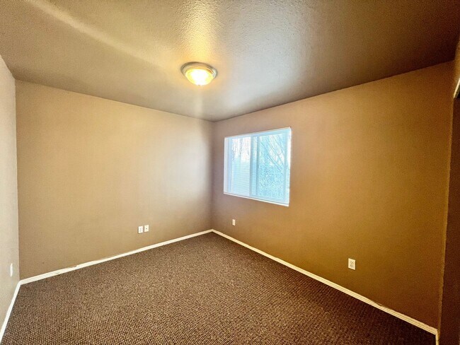Building Photo - 400 River Ave