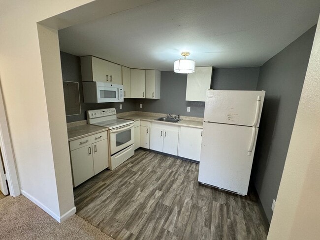 Building Photo - 826 3rd Ave S