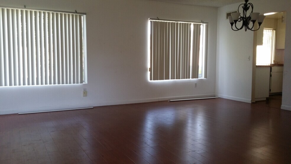 Building Photo - 10123 Hanna Ave