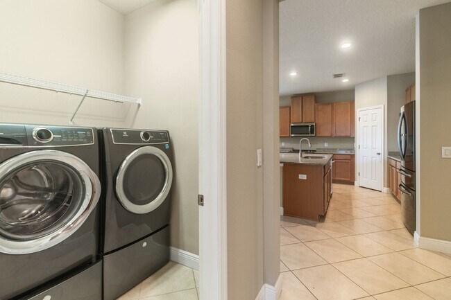 Building Photo - Stunning Avalon Park 4 Bed / 3 Bath Home f...