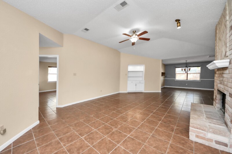 Building Photo - 2102 Rolling Glen Dr