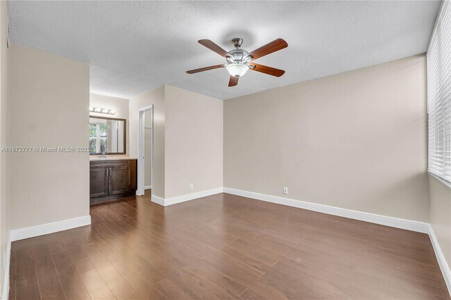 Building Photo - 9431 Live Oak Pl