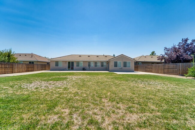 Building Photo - Stunning 4-Bedroom Home with Spacious Yard