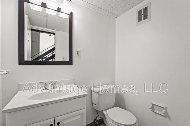 Building Photo - 914 N 70th St