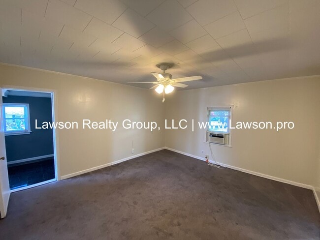 Building Photo - One Level Living with Nice Yard