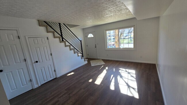 Building Photo - 2 bed/ 1.5 Bathroom Townhouse Church Hill,...