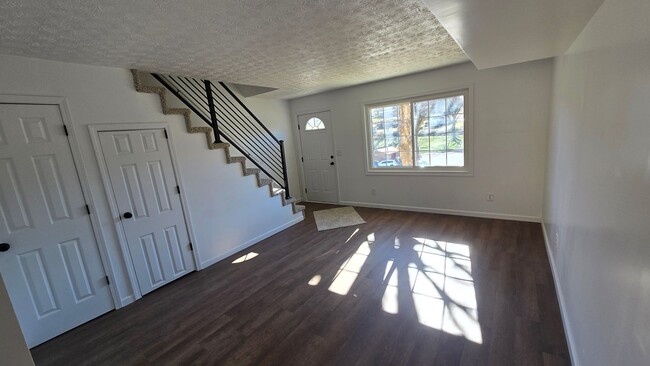 Building Photo - 2 bed/ 1.5 Bathroom Townhouse Church Hill, TN