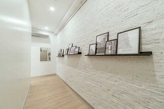 Building Photo - 1954 W North Ave