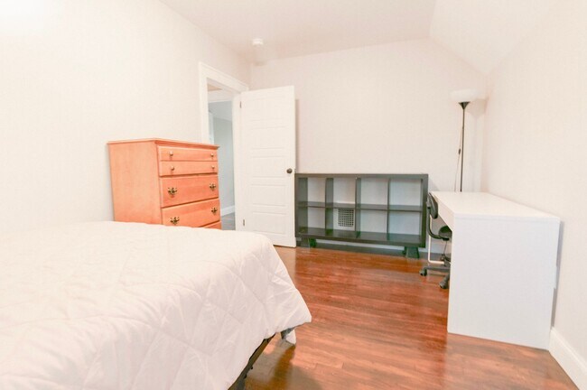 Building Photo - Three Bedroom One Bath