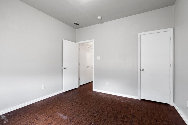 Building Photo - Jewel St- Duplex