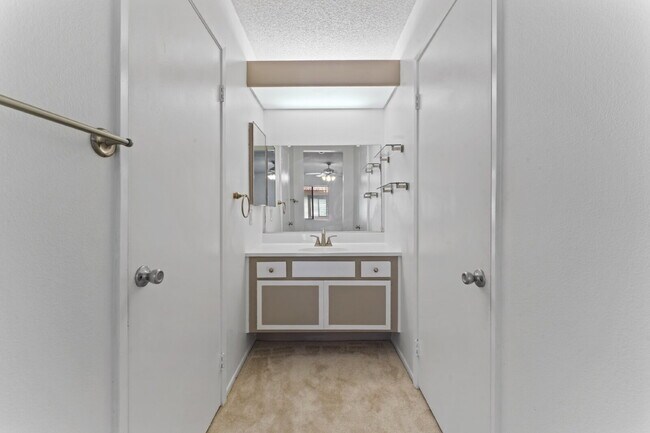 Building Photo - "Charming 2-Bed, 2-Bath Condo Retreat in S...