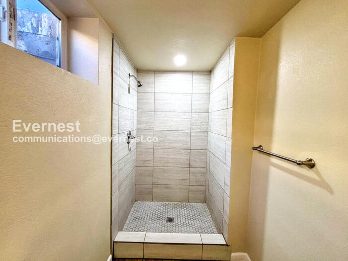 Building Photo - 1345 Xanadu St