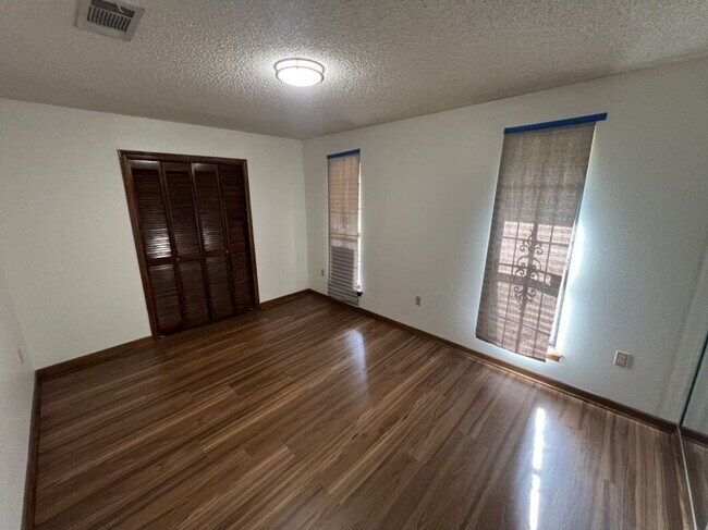 Building Photo - Spacious 4BR Brick Home with Office, Fireplace & Fenced Yard in Parkwood Terrace