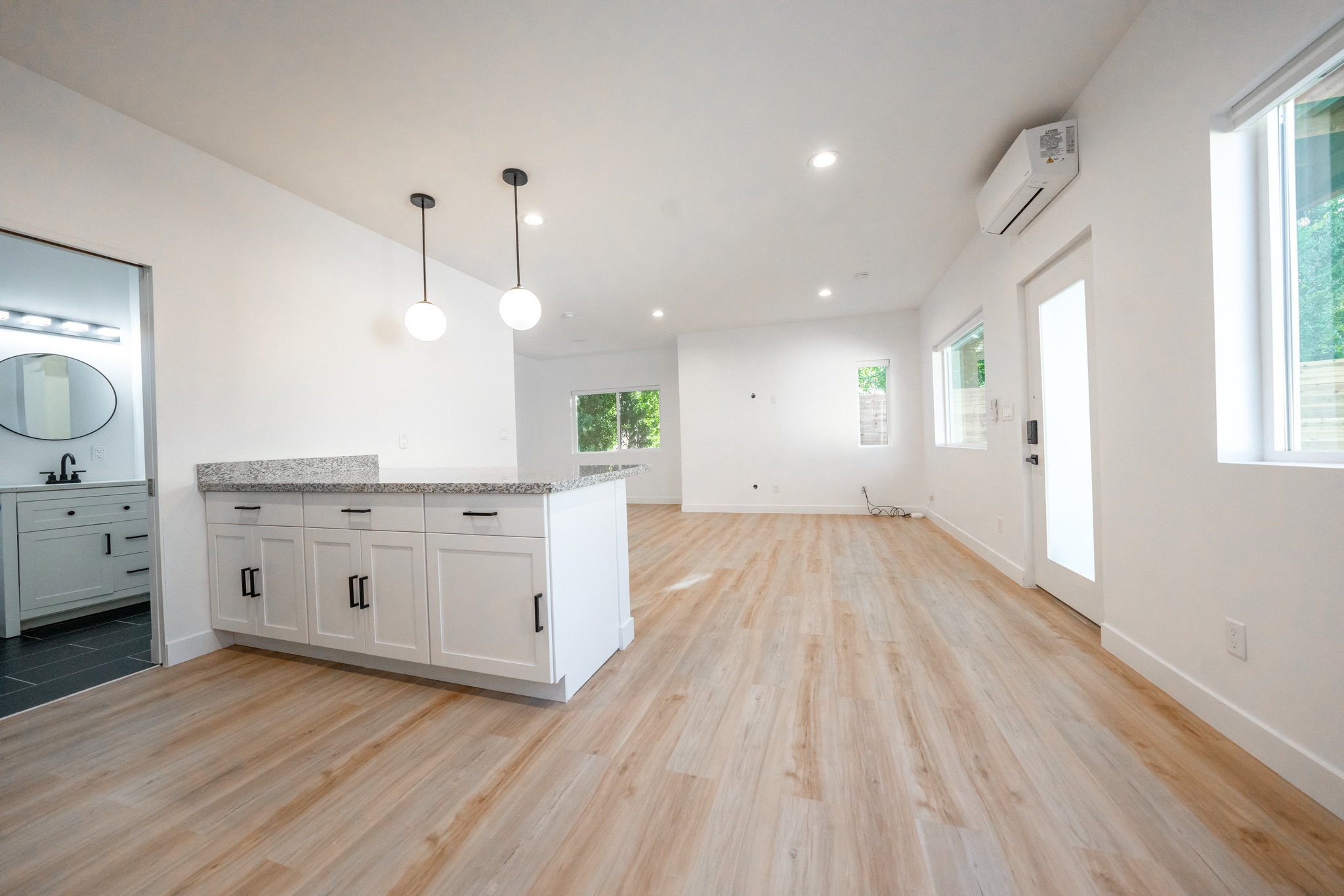 Building Photo - 1514 E Clarendon Ave