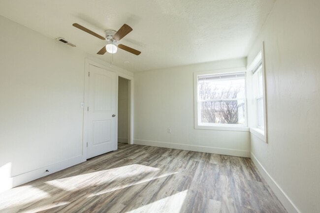 Building Photo - COUNTRY LIVING - 3 Bed 1 Bath with a 1 sta...