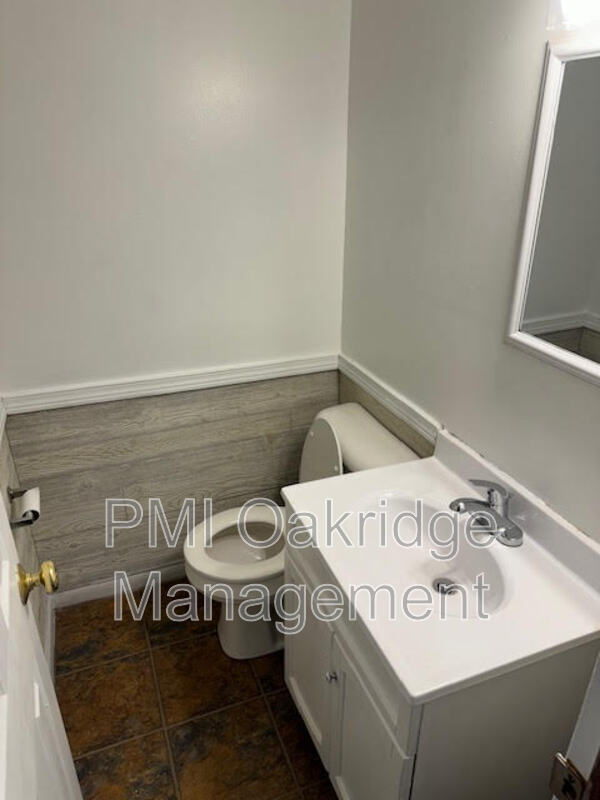 Building Photo - 1507 Spruce Ave