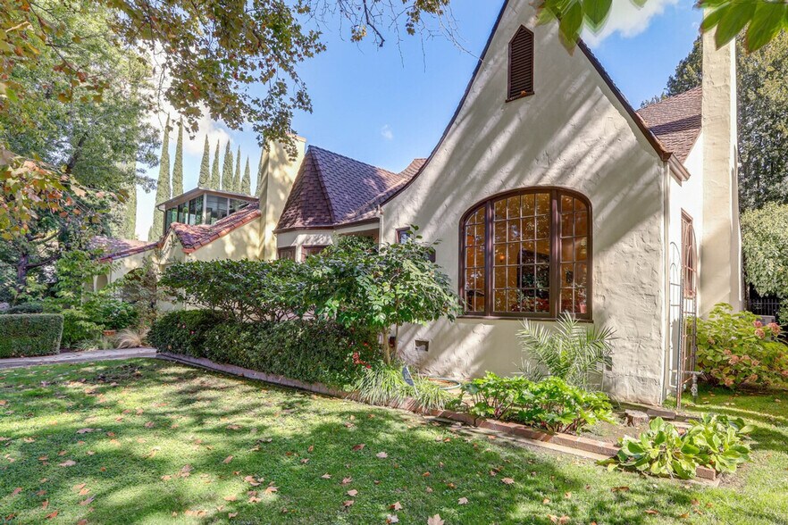 Building Photo - 2627 Land Park Dr