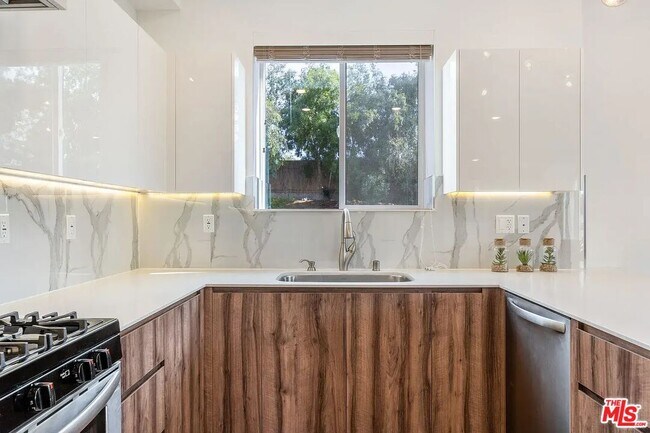 Building Photo - 4637 Laurel Canyon Blvd