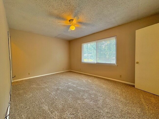 Building Photo - Available Now! Beautiful 3 bedroom 2.5 bat...