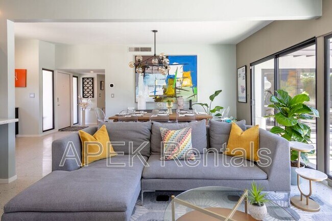 Building Photo - 2204 W Acacia Rd