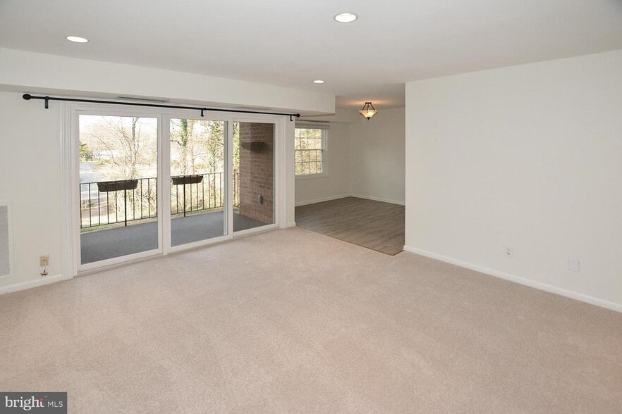 Building Photo - 3874 Lyndhurst Dr