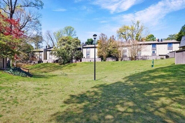 Building Photo - 13 Ivy Square Northeast