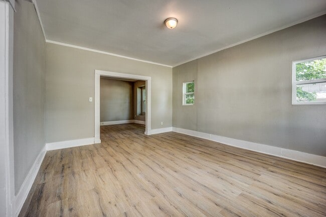 Building Photo - Freshly Updated 2 Bedroom House