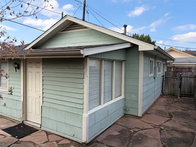 Building Photo - 405 1/2 Walton St