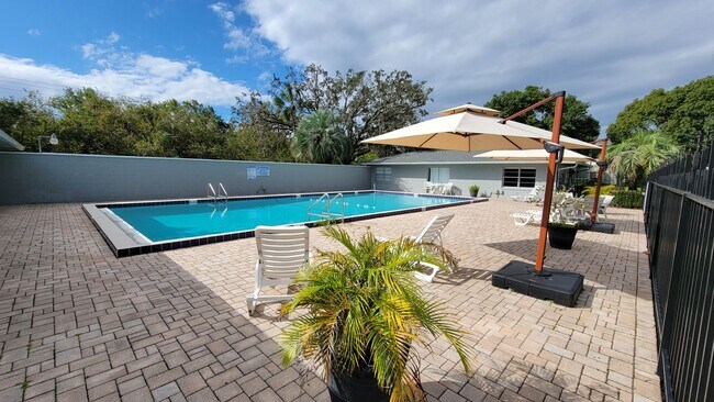 Building Photo - SANFORD: 2nd Floor Condo Sandlewood Villas