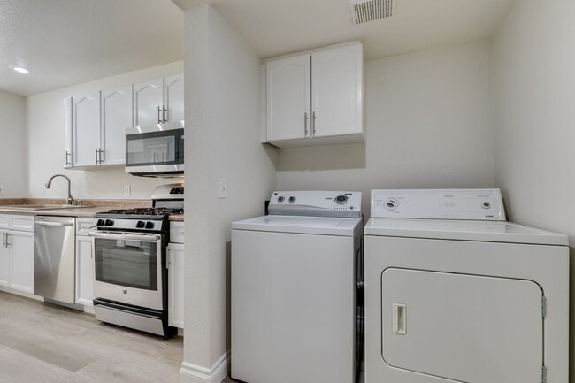 Building Photo - North Summerlin Townhouse with attached garage - 2 master suites