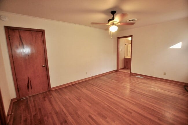 Building Photo - FOR LEASE! Nice 5 BR - 3 Bath - 2,600+ sf ...