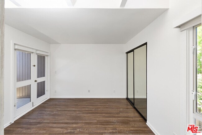 Building Photo - 257 Fairview St