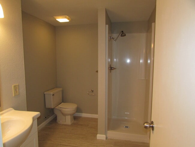 Building Photo - 3 BEDROOM | 2 BATH | GARAGE | SPACIOUS | SOUTH