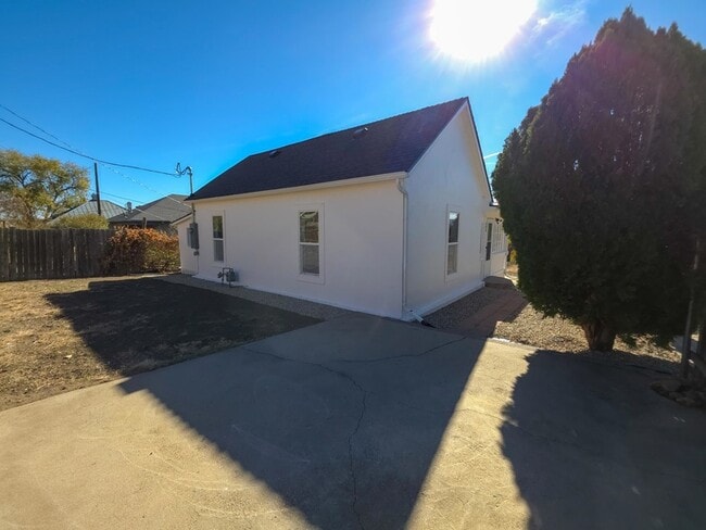 Building Photo - 808 San Pedro Ave