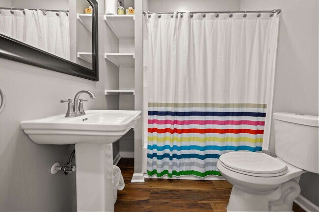 Building Photo - Renovated 3 Bed • 1.5 Bath Upstairs Unit -...