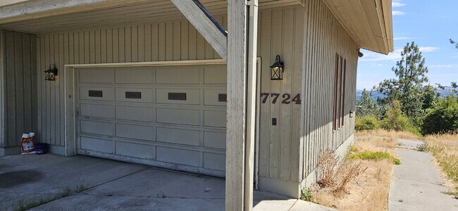 Building Photo - 2 Bed 1 Bath Daylight Basement property. P...