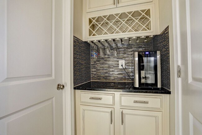 Building Photo - Massive 4 BR/2 Full BA & 2 Half BA EOG Tow...