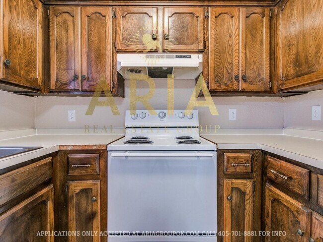 Building Photo - Spacious 2 Bed/1.5 Bath Townhouse in East ...