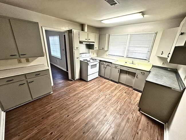 Building Photo - Mesmorizing 3 Bedroom