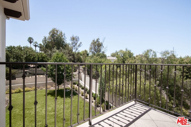 Building Photo - 18326 Columbus Cir