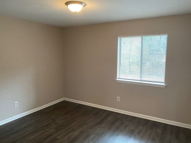 Building Photo - Two Bedroom Apartment on Blairstone Road