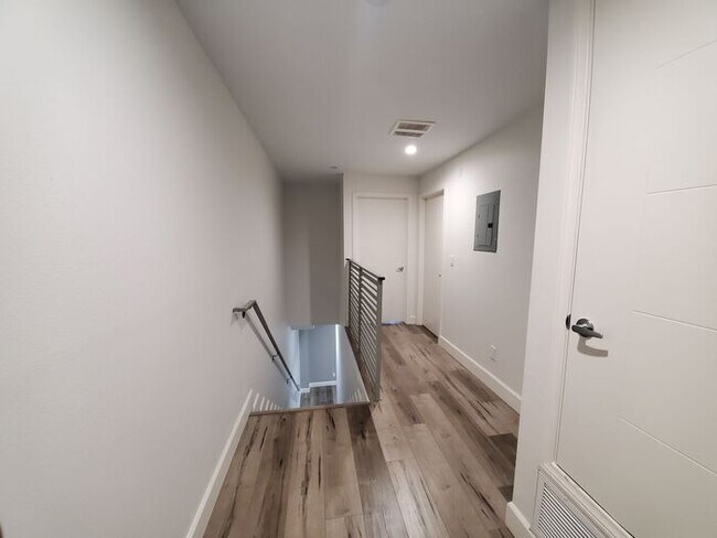 Building Photo - 4 bed 3 bath condo unit