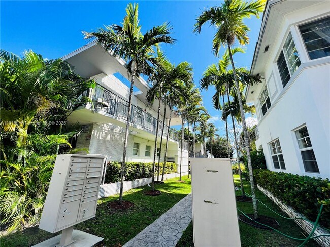 Building Photo - 950 Bay Dr