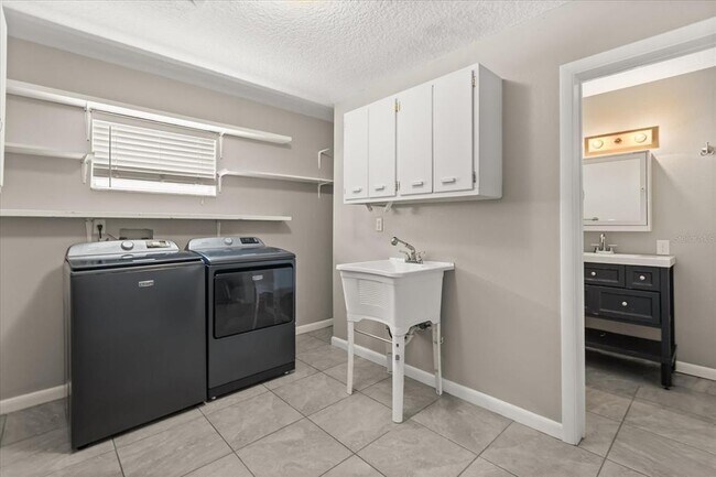 Building Photo - 742 N Westmoreland Dr
