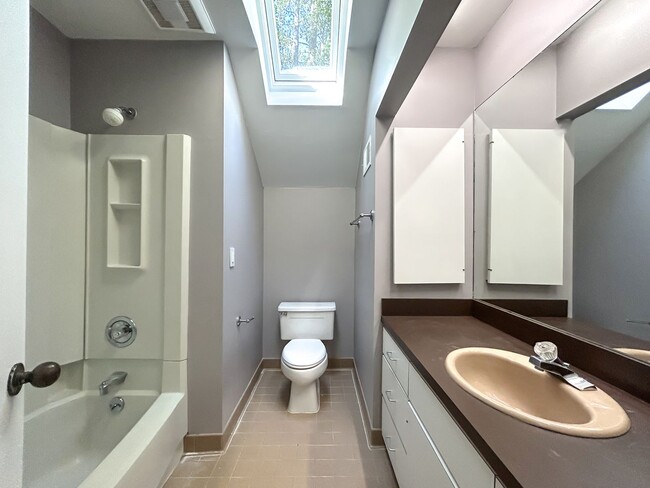 Building Photo - Spacious Contemporary Home in a Private Wo...