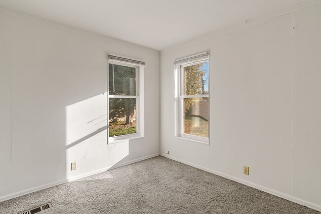 Building Photo - Pet Friendly 3 Bedroom 2 Bath