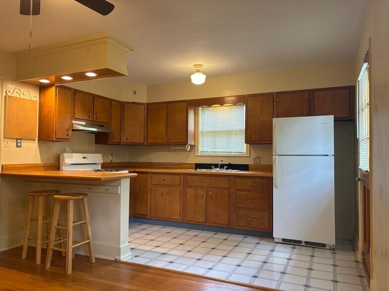 Building Photo - 1233 Bates Ct
