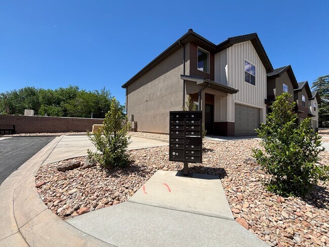 Building Photo - HURRICANE TOWNHOME FOR RENT!