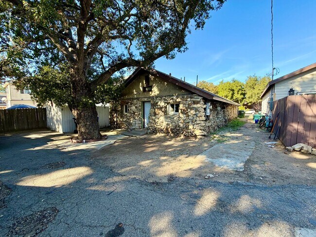Building Photo - Beautifully updated 1 bed 1 bath in Thousand Oaks! All utilities included