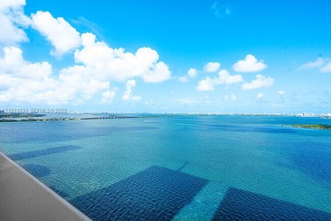 Building Photo - 700 NE 24th St